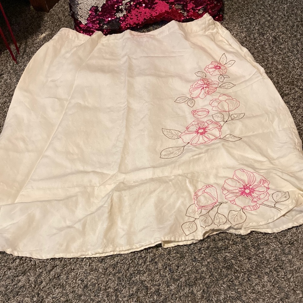 Off white skirt with flower stitching.